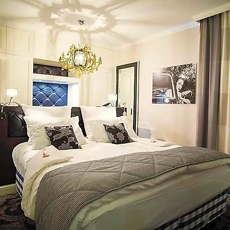 Le Boutique & 4*